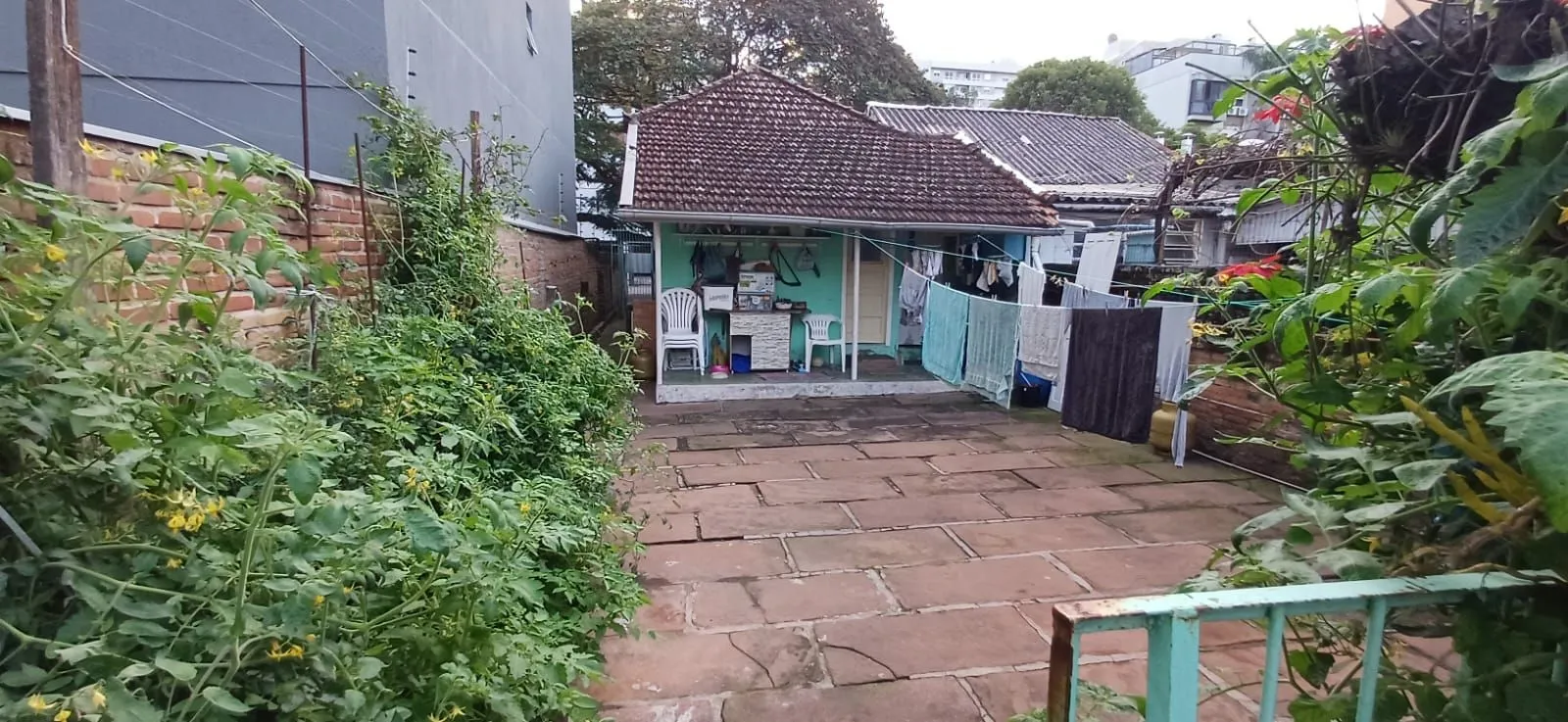 Imagem Vende-se casa de madeira, com dois dormitórios, banheiro, sala e cozinha. Localização privilegiada no bairro Jardim Botânico. Área do terreno com 6,6mx44m.