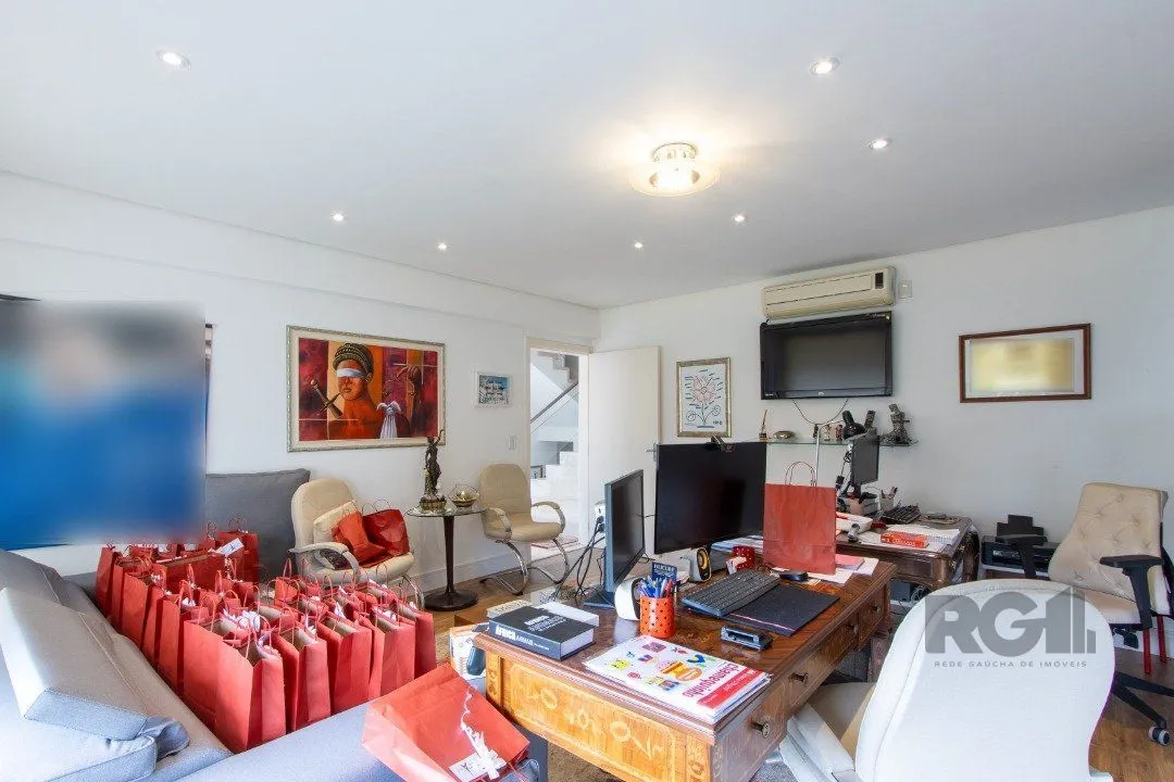 Imagem Casa em condominio . com 6 suites, sendo 3 suítes master com closet e hidro.