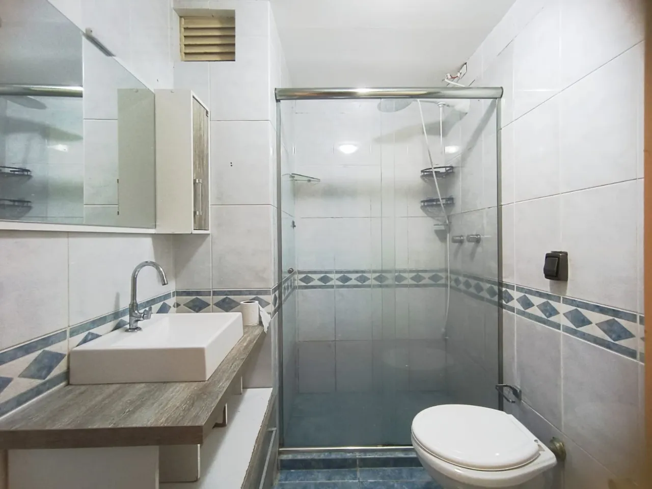 Imagem Apartamento de 2 dormitórios para locação no bairro Menino Deus, na Rua Barão do Gravataí. Um i...
