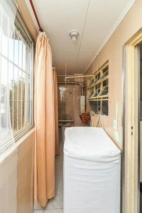 Imagem Formidável apartamento com 3 dormitórios (2 deles são suíte), peças amplas e bem iluminadas, banheiro auxiliar e cozinha com área de serviço separada. Dispõe de uma vaga de garagem coberta. Edifício com elevador e sistema de segurança por câmeras.