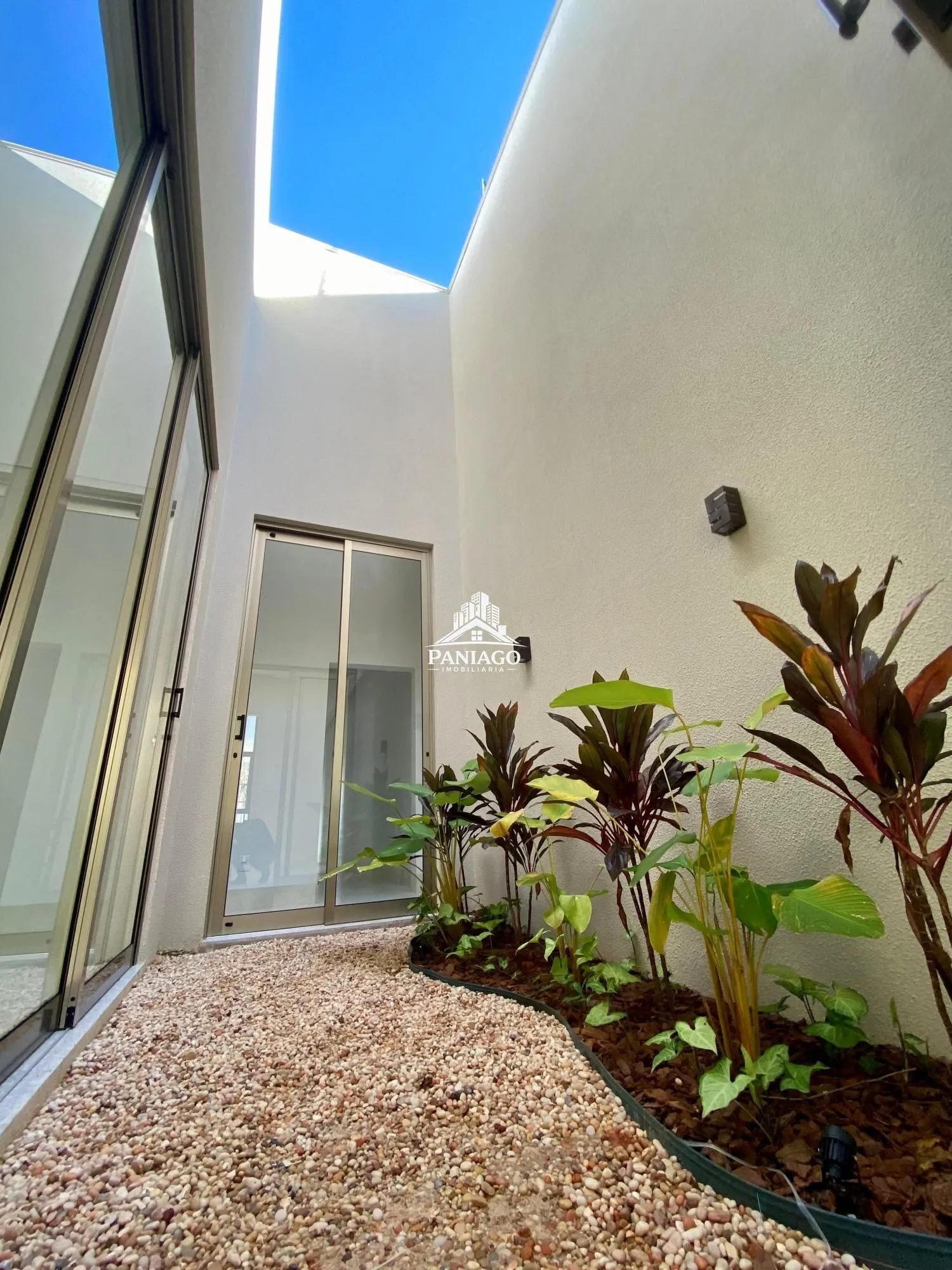 Imagem Casa de alto padrão com 3 suítes, cozinha gourmet e piscina com cascata
