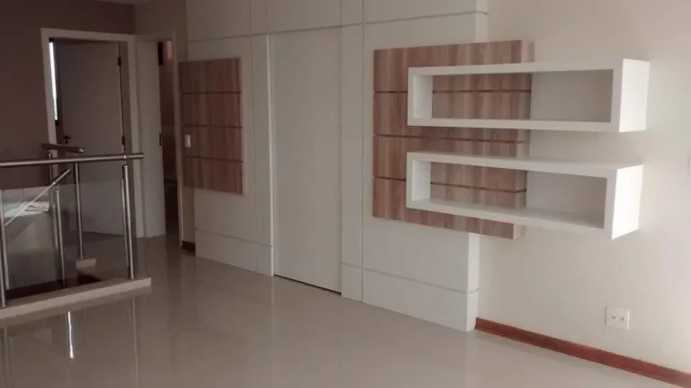 Imagem Área útil de 320 m². Triplex com 3 vagas de garagem, lavabo, ampla sala para 3 ambientes com saca...