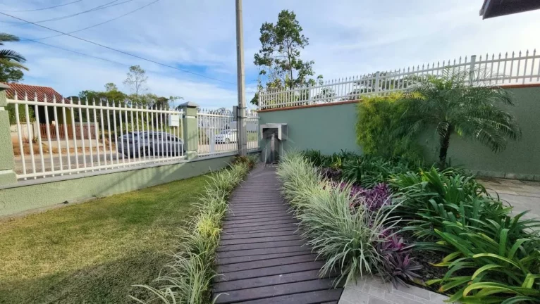 Imagem CASA COM PISCINA, 3 QUARTOS SENDO 1 SUÍTE, BAL MARILUZ