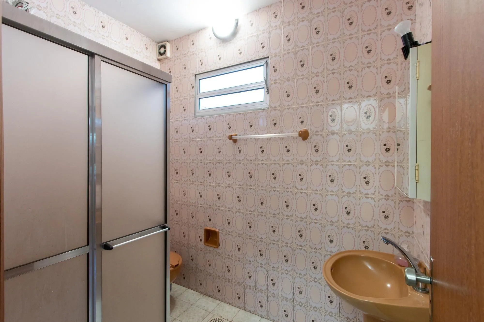 Imagem Casa de Alvenaria, possui 3 dormitórios, uma suíte, hall de entrada, lavabo, living com lareira, cozinha ampla com armários, área gourmet com churrasqueira, corredor, pátio e 4 vagas de garagem, uma construção em anexo que possui hall de entrada, lavabo, 