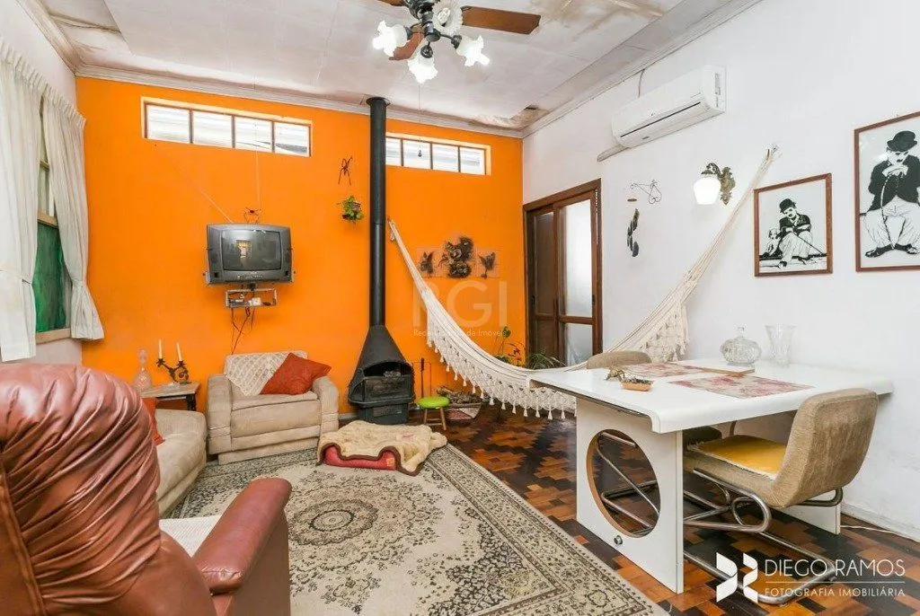 Imagem Casa para Venda - 198m², 3 dormitórios, sendo 1 suites, 4 vagas - Petrópolis