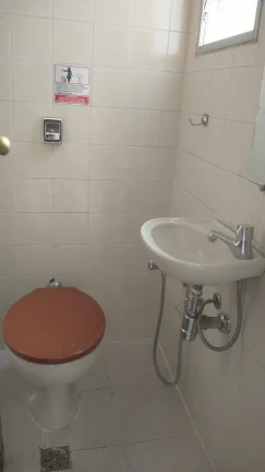 Imagem Sala novinha com vaga de garagem livre e coberta.