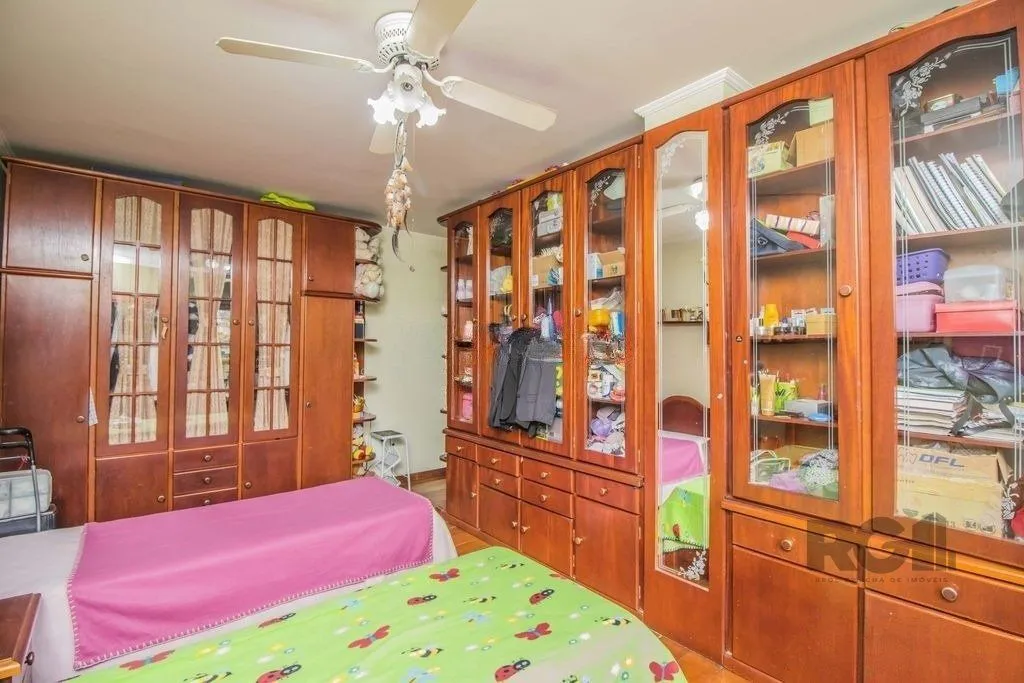 Imagem Casa de 329m² - 4 dormitórios, 1 suíte, 6 vagas no bairro Vila Jardim