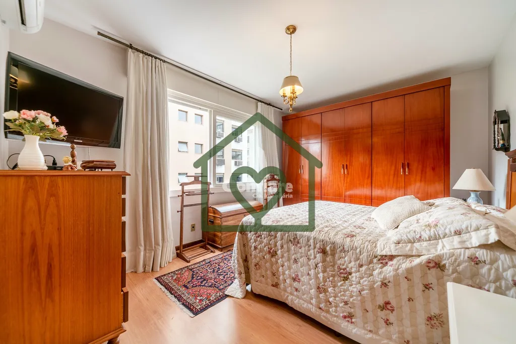 Imagem Apartamento amplo, 1 por andar, com 201m² privativos, localizado em prédio de esquina. Conta com 4...