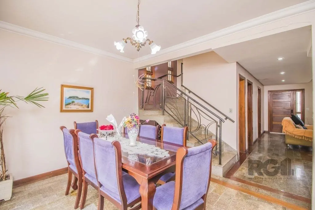 Imagem Casa de 329m² - 4 dormitórios, 1 suíte, 6 vagas no bairro Vila Jardim