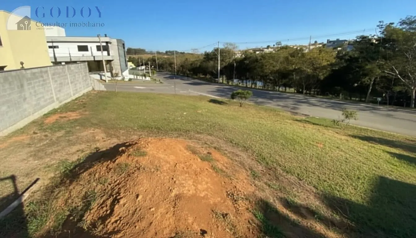 Imagem Terreno de Esquina - 548 m² com Vista Permanente para Bosque e Lago