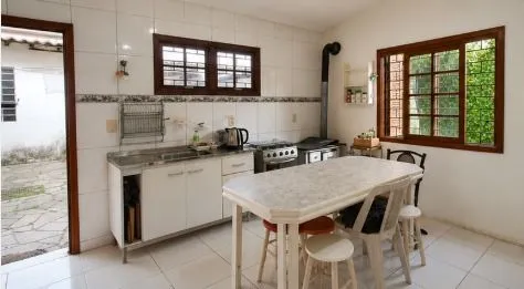 Imagem Casa 4 domitorios sendo uma suite com 6 vagas em 195m2 no bairro Guaruja.