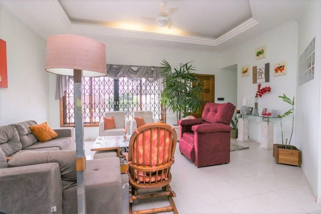 Imagem Casa para Venda - 279m², 3 dormitórios, sendo 1 suites, 4 vagas - Teresópolis