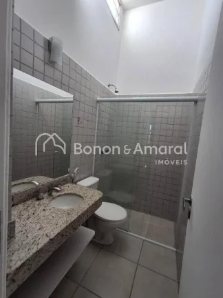 Imagem Casa em condomínio para locação - com 3 quartos sendo uma suíte. O imóvel conta com sala para 2...