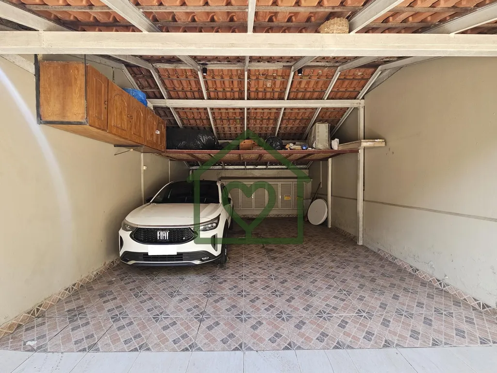 Imagem Casa em condomínio reformada e semimobiliada, com vaga para até 04 carros.

Térreo com living de ...