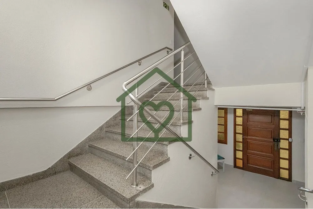 Imagem Descubra a oportunidade de residir em um magnífico apartamento reformado em Porto Alegre, situado n...