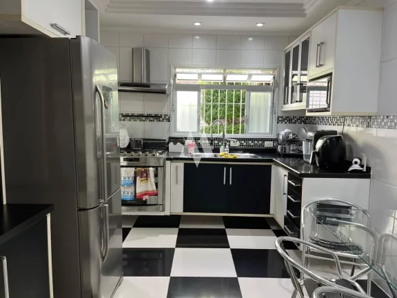 Imagem Casa sobreposta baixa vendida com porteira fechada, com piscina e churrasqueira