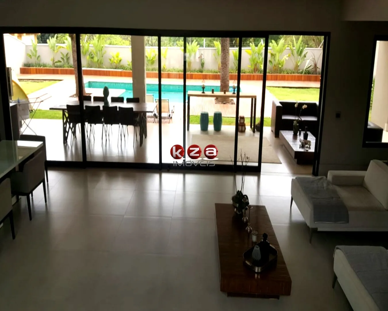 Imagem Luxuosa casa de alto padrão no Condomínio Portal do Lago em Valinhos-SP: 3 suítes, 3 salas, 5 banheiros, 4 vagas de garagem, 454m².