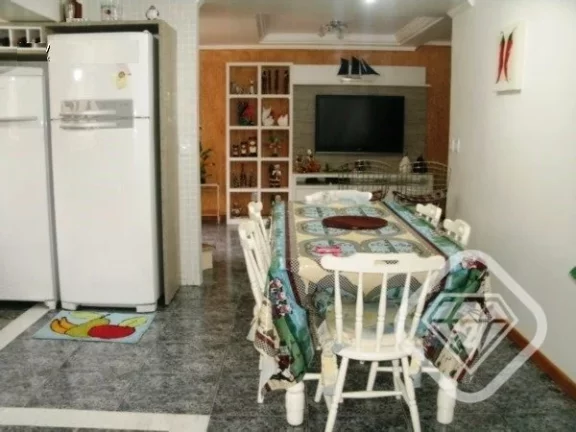 Imagem Casa individual com 4 dormitórios, sendo 1 suíte, e 3 vagas de garagem, no bairro Tristeza.

A Bri...