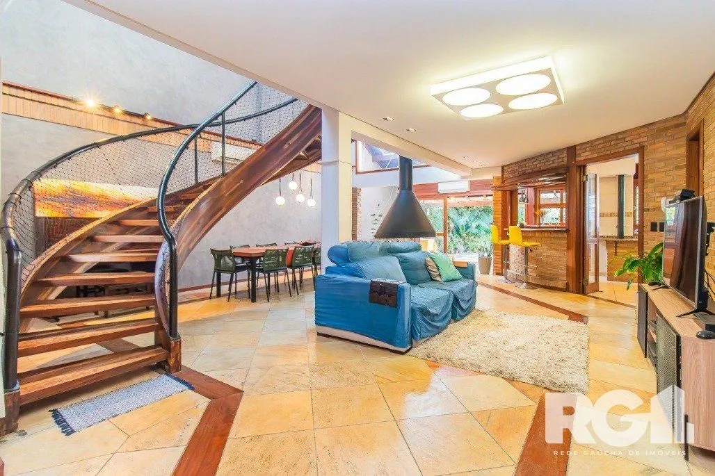 Imagem Casa espaçosa com 3 dormitórios, pátio com piscina e 4 vagas