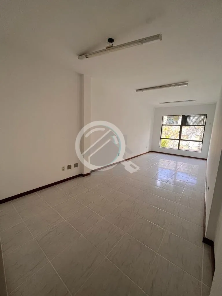 Imagem Sala comercial exclusiva de 40 m², com ótima iluminação, vista arborizada e lavabo. Imóvel deso...