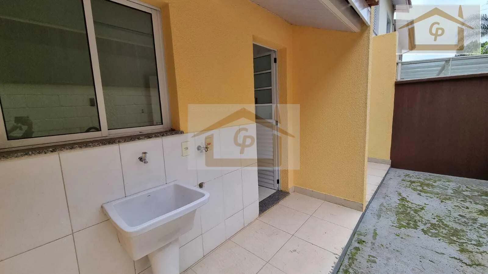 Imagem Casa com corredor lateral, 3 quartos sendo um suíte, 2 vagas