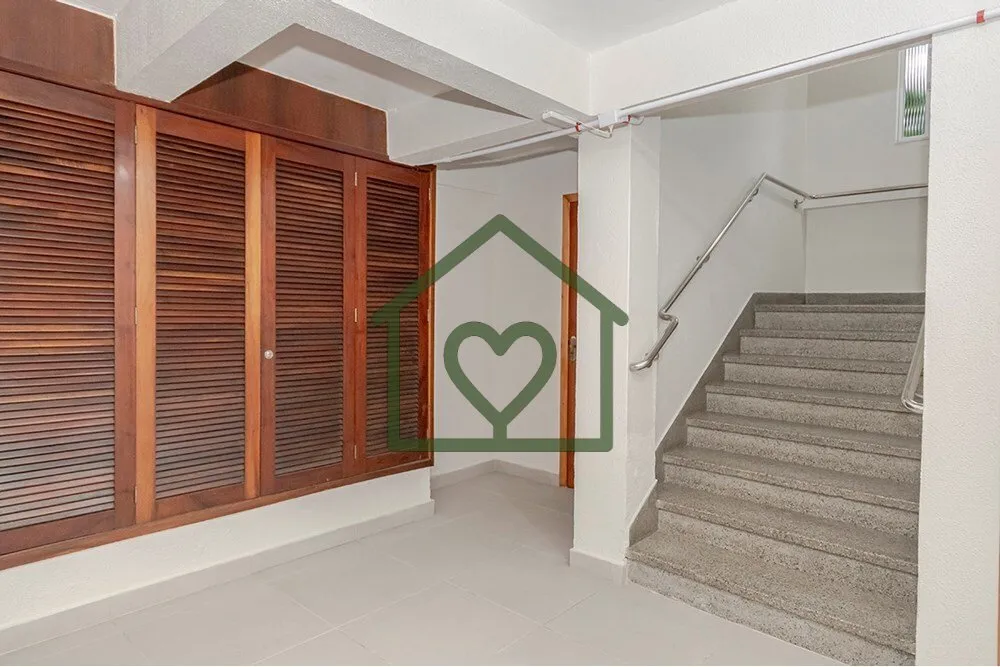 Imagem Descubra a oportunidade de residir em um magnífico apartamento reformado em Porto Alegre, situado n...