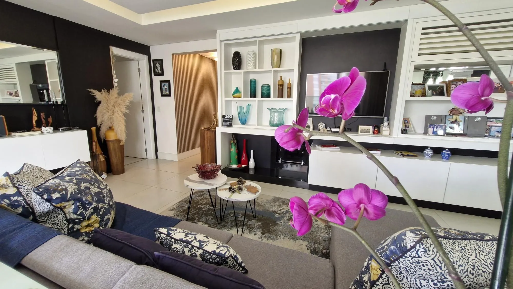 Imagem Apartamento mobiliado no Central Parque, 3 dormitorios sendo 1 suíte, banheiro social, lavabo, 114,00m² área privativa, 2 garagens