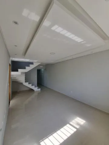 Imagem VENDA DE SOBRADO NOVO NO JARDIM PLANALTO, EM ARUJÁ/SP, 115m² com 3 suítes, sala ampla com led, área gourmet com churrasqueira e 02 vagas. CONSULTE-NOS