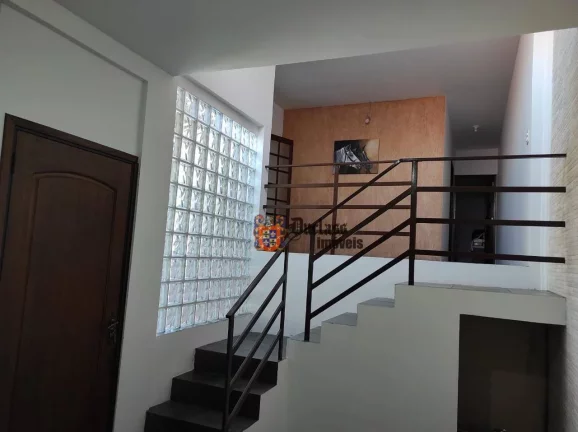 Imagem Chácara em Jundiaí, com ampla casa, escritório, galpão, área de lazer, piscina, bosque.