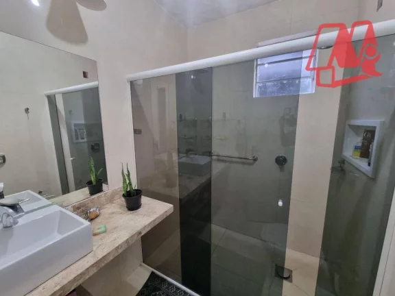 Imagem Casa com 5 dormitórios e pátio próximo à Redenção
