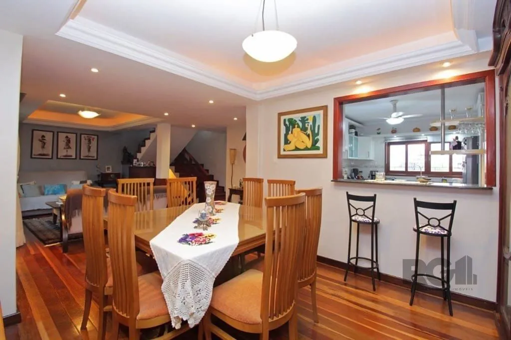 Imagem Casa de 275m² - 3 dormitórios e 3 vagas no bairro Coronel Aparício Borges