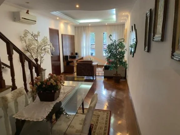 Imagem Sobrado espaçoso 3 dormitórios, 4 banheiros e 5 vagas de garagem, sendo garagem subterrânea. Poss...