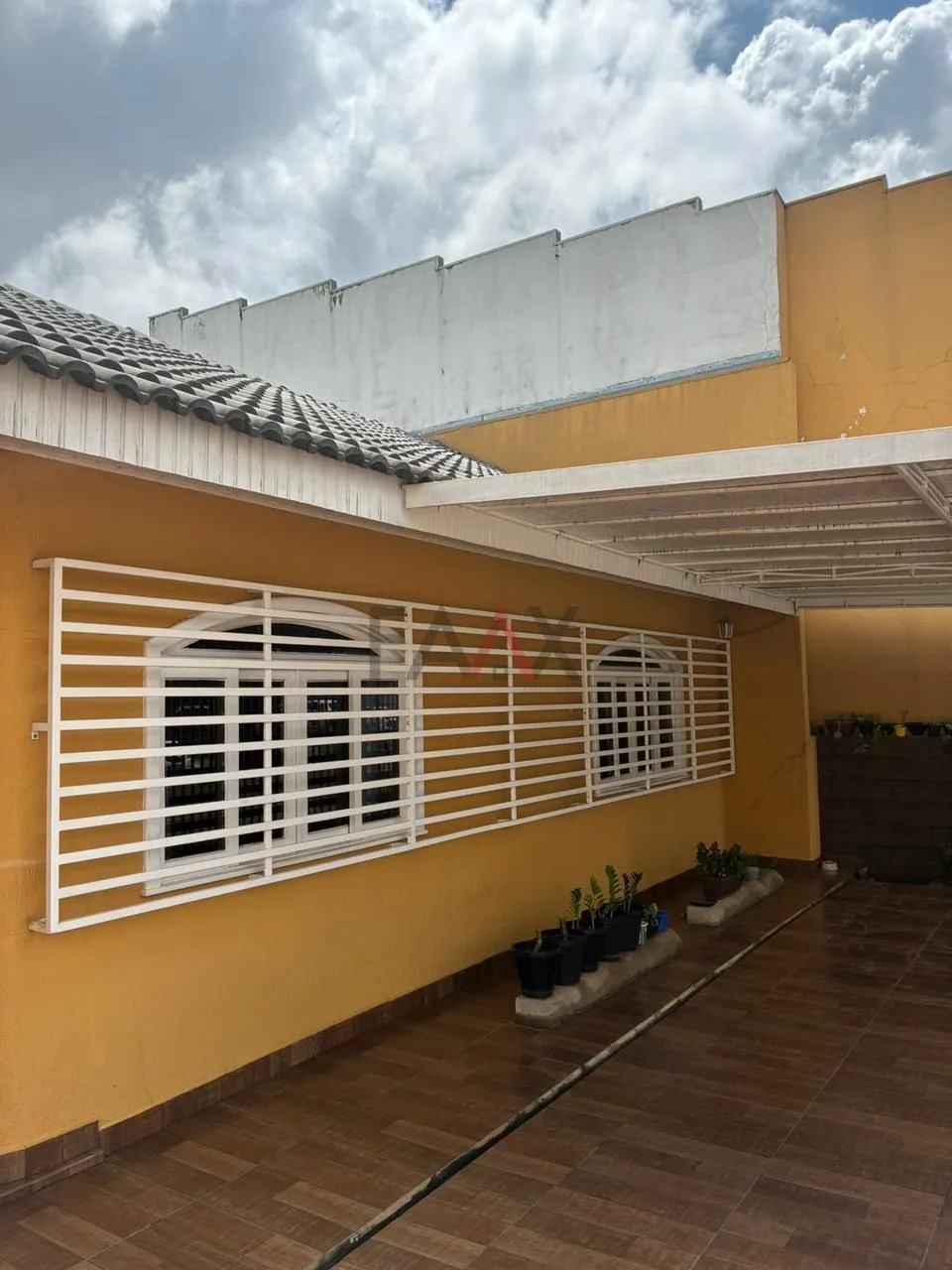 Foto do imóvel Casa à Venda no Bonsucesso com Potencial Residencial e Comercial.