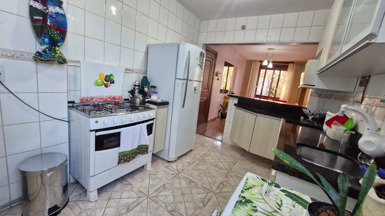 Imagem Apartamento pronto para morar, todo reformado, 3 dormitórios, banheiro, cozinha, área de serviço e 1 garagem