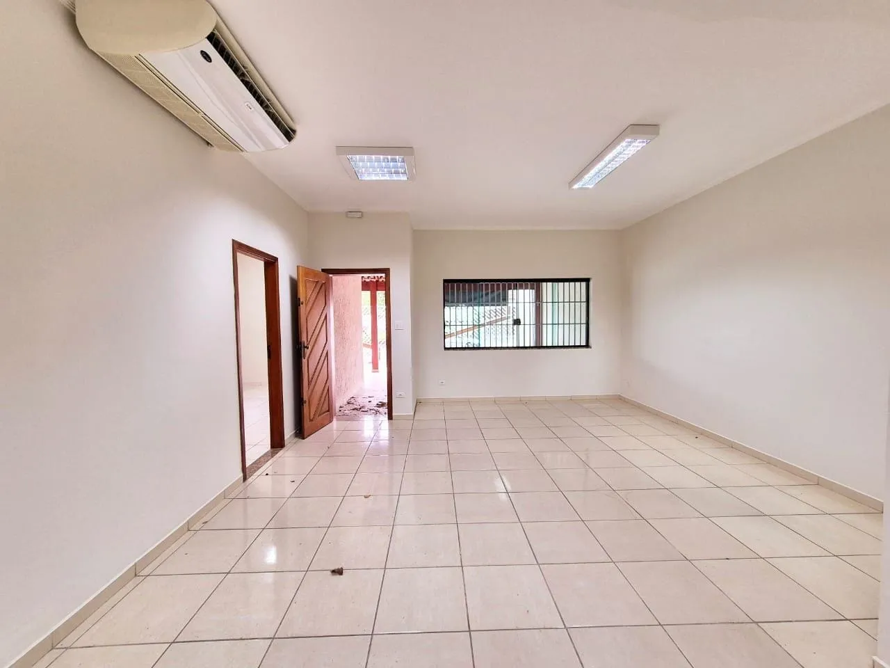 Imagem Oportunidade Imperdível: Casa Comercial a 5 Min do Centro, Perfeita para Empresas com Ampla Estrutura e Localização Estratégica