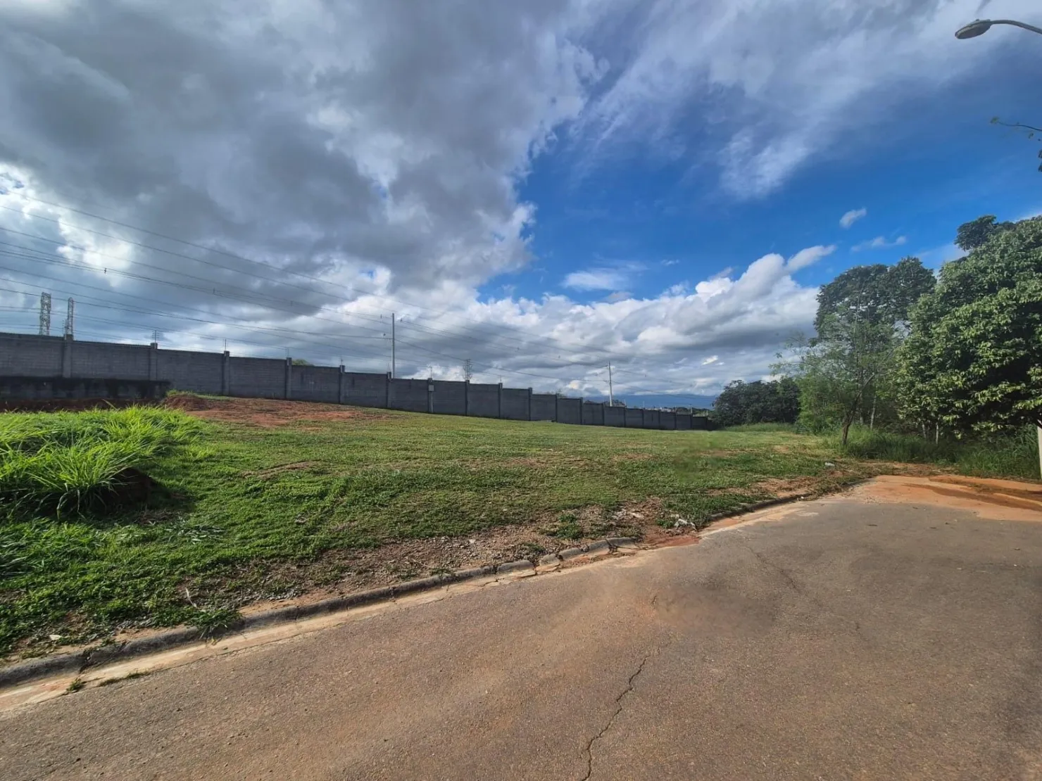 Imagem Terreno de 1219m² no Condomínio Colonial Village 2, ao Lado da Área Verde, em Localização Privilegiada!