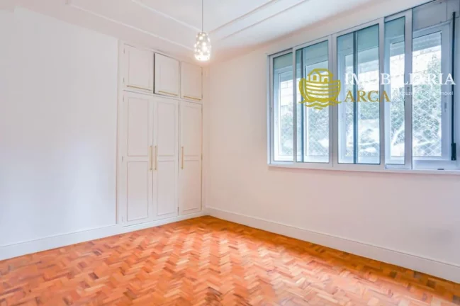 Imagem Apartamento à venda na Bela Vista, São Paulo-SP: 3 quartos, 1 suíte, 1 sala, 1 banheiro, 1 vaga de garagem, 240m² de área.