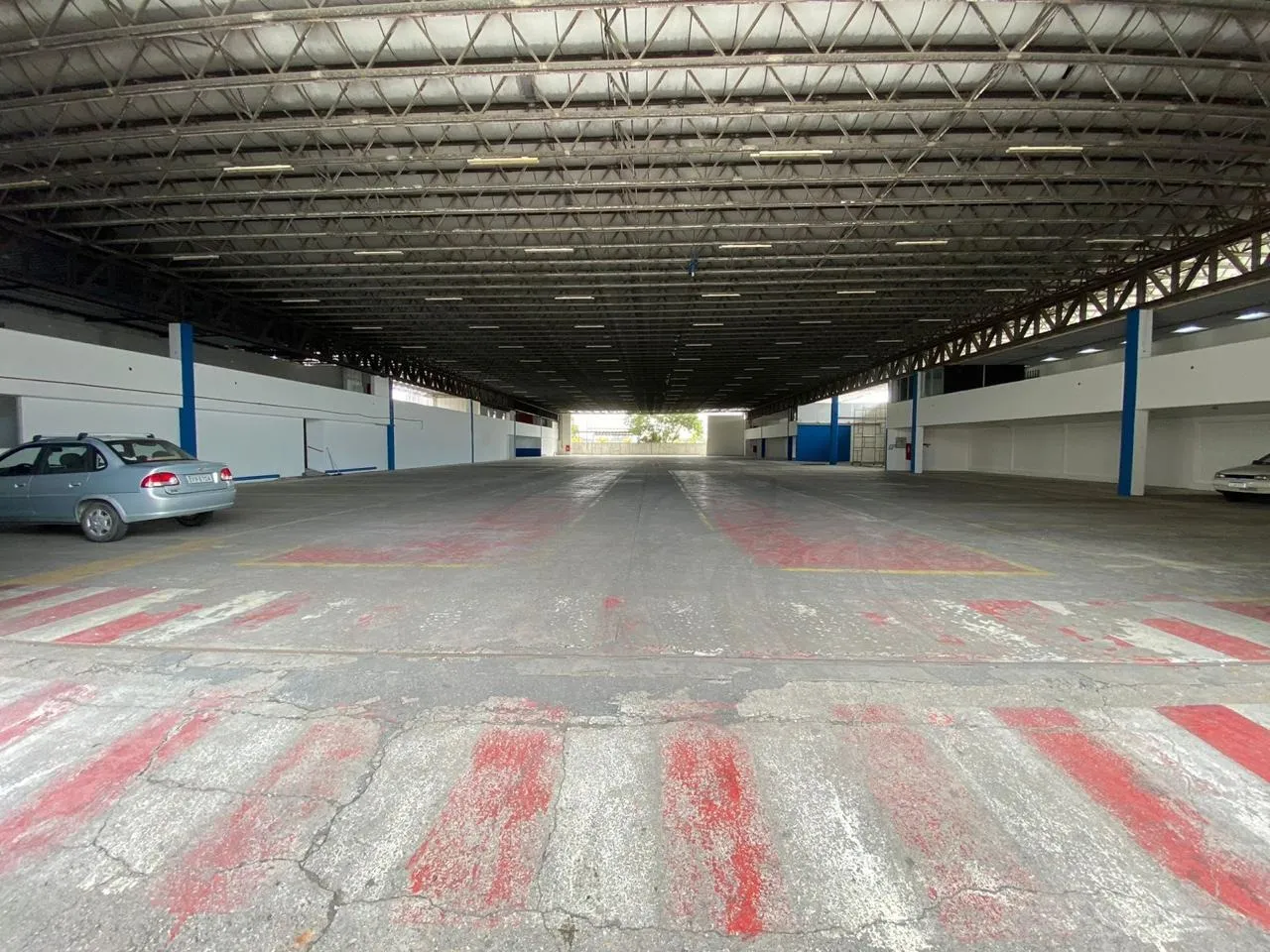 Imagem Salão Comercial à Venda em Sorocaba-SP no Bairro Parque Santa Isabel: 2 Salas, 2 Banheiros, 811m² de Área