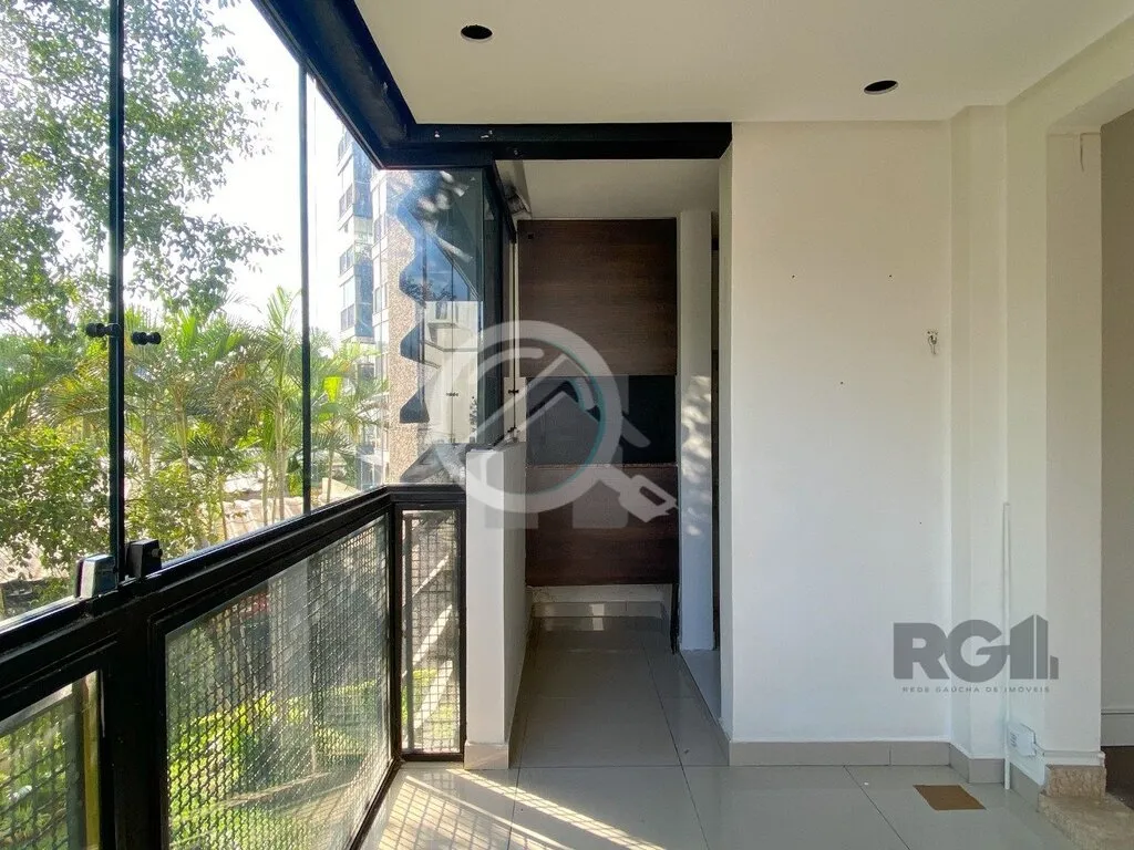 Imagem Apartamento de 75m², 2 dormitórios, living amplo em L com sacada integrada, churrasqueira na sacad...