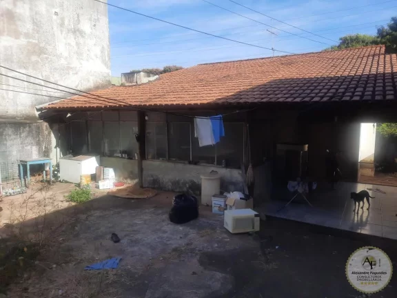 Imagem Casa Comercial para Venda em Goiânia, SETOR AEROPORTO, 3 dormitórios, 1 banheiro, 4 vagas