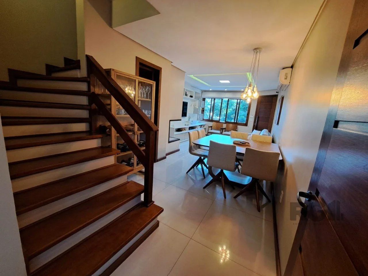 Imagem Casa em Condomínio com 03 quartos e 02 vagas no Bairro Nonoai