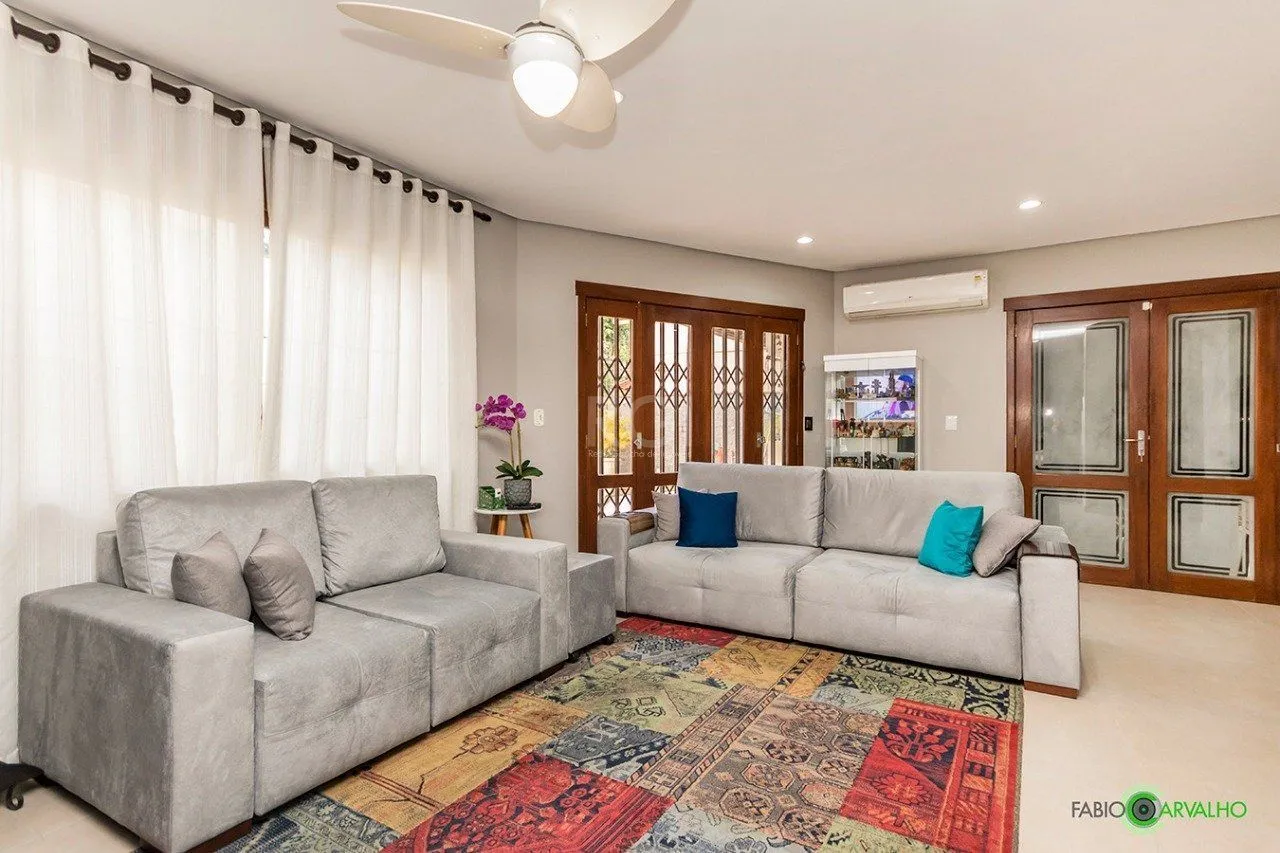 Imagem Sobrado para Venda - 335m², 4 dormitórios, sendo 2 suites, 3 vagas - Petrópolis