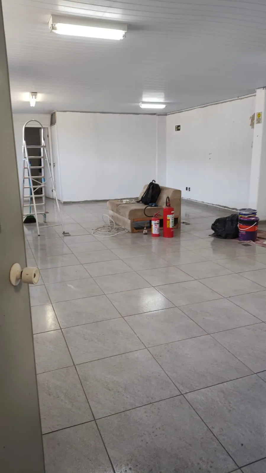 Imagem Galpão Comercial de 337 m² com Mezanino e Escritório na Vila Nova