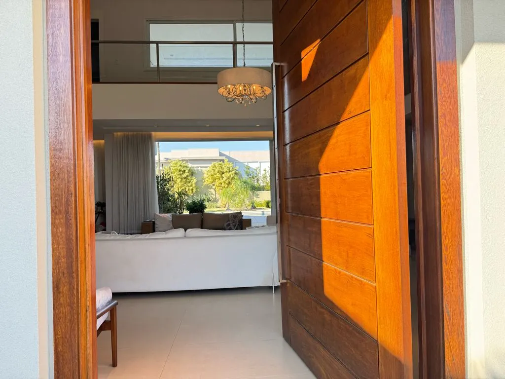 Imagem Casa de Luxo em Condomínio à Venda em Valinhos-SP, 4 Suítes, 3 Salas, 7 Banheiros, 4 Vagas de Garagem 460m²
