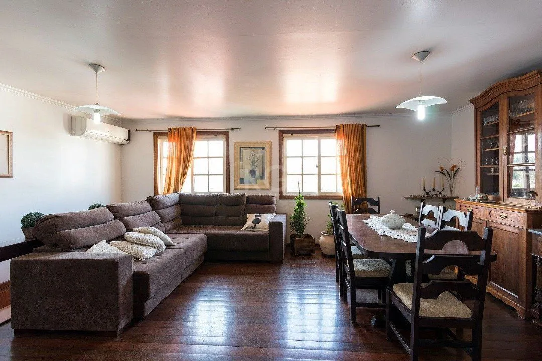 Imagem Casa para Venda - 320m², 5 dormitórios, sendo 2 suites, 3 vagas - Tristeza