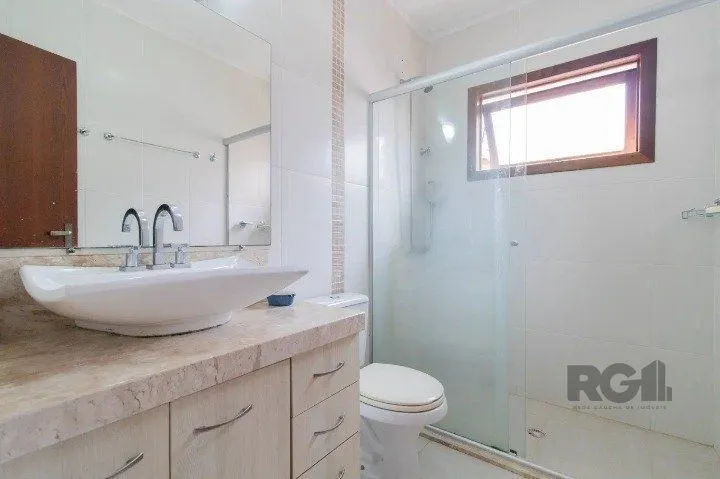 Imagem Casa em condomínio na zona sul, 3 quartos, suíte, lareira, churrasqueira, 2 vagas de garagem coberta.