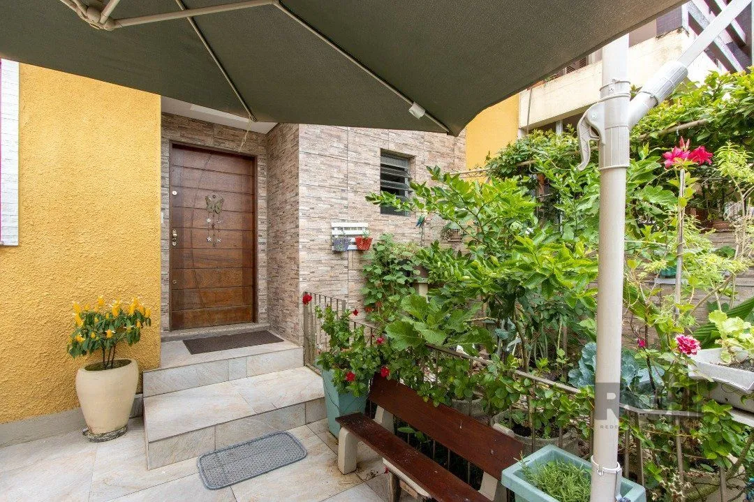 Imagem Sobrado, 3 quartos, 2 banheiros, pátio, 2 vagas, piscina - Bairro Vila Nova