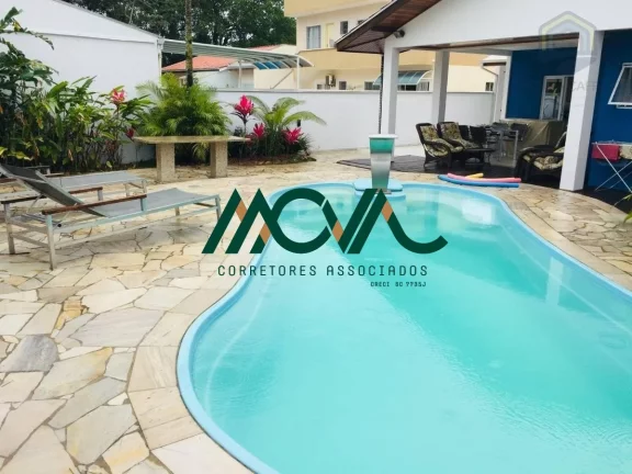 Imagem Casa com Piscina e Localização Privilegiada no Centro de Itapoá, Perto da Prefeitura