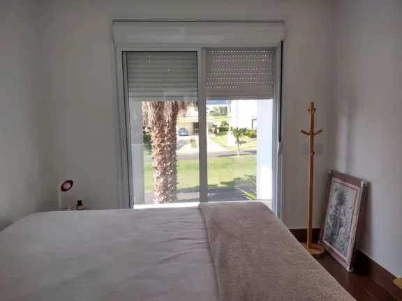 Imagem Casa Moderna em Condomínio  Segurança e Lazer