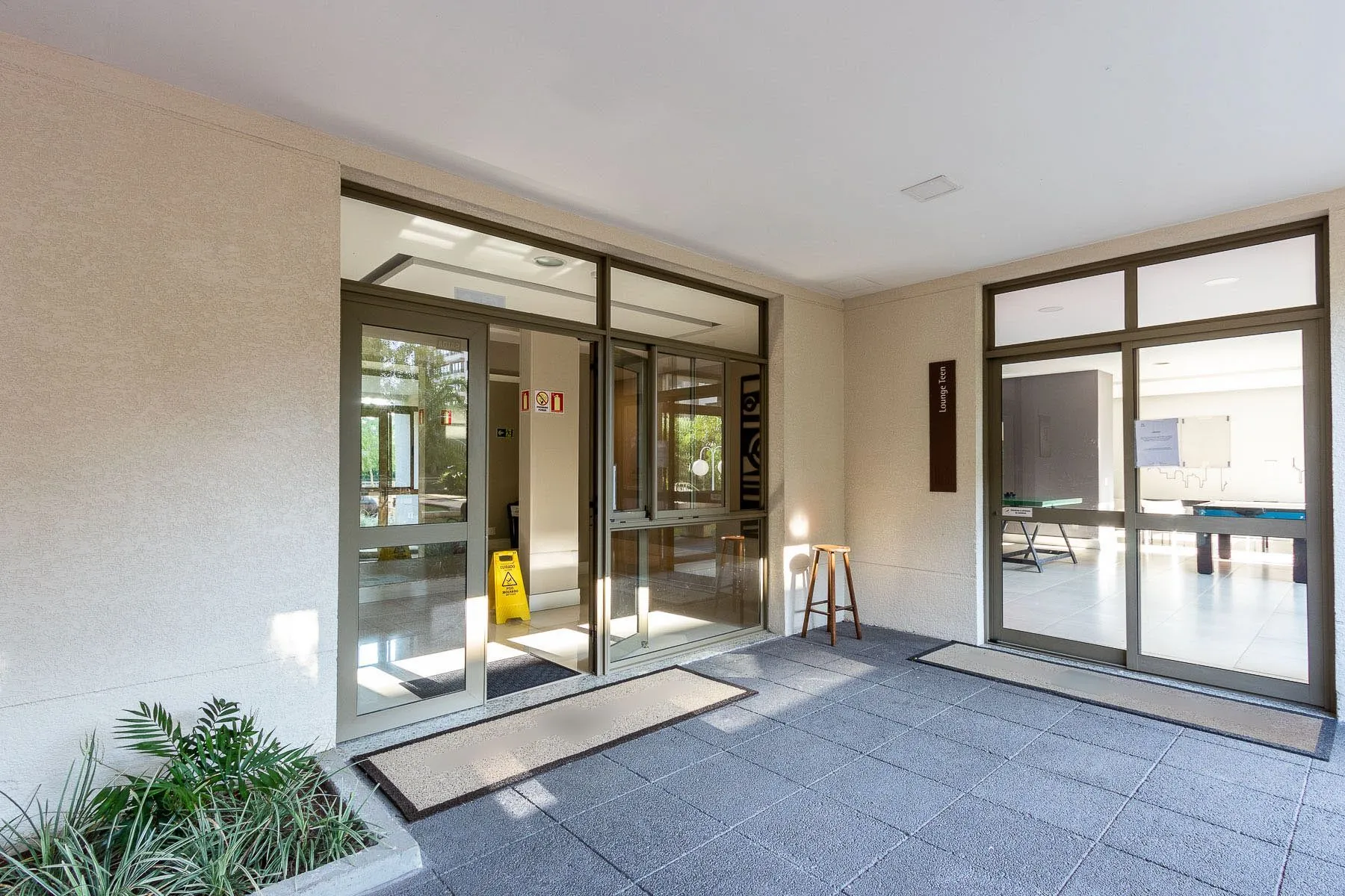 Imagem Apartamento totalmente reformado e impecável para locação - 3 quartos sendo uma suíte - Bairro Cavalhada